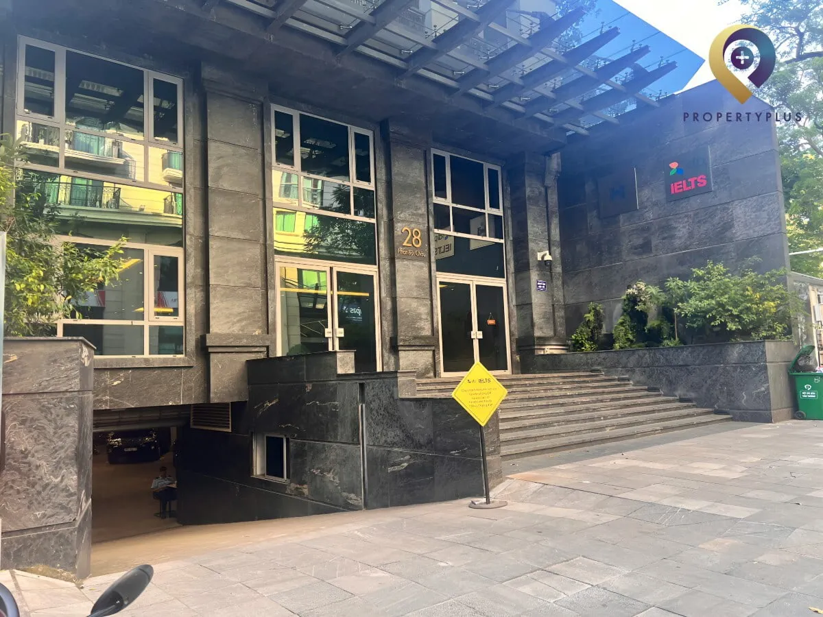 Sảnh ngoài TD-Building với biển hiệu và lối vào chính, hình ảnh bởi Property Plus